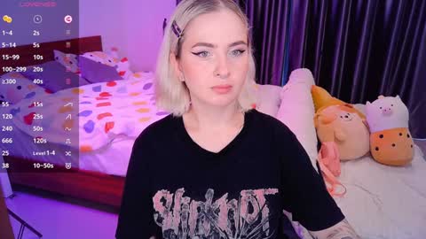 Snapshot of shyfoxxxy chatting on December 11, 7:42 am Effie online show from December 11, 7:42 am