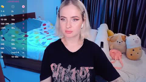 Snapshot of shyfoxxxy chatting on December 10, 7:58 am Effie online show from December 10, 7:58 am