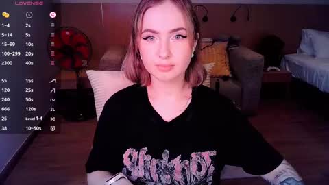 Snapshot of shyfoxxxy chatting on March 10, 12:49 pm Effie online show from March 10, 12:49 pm