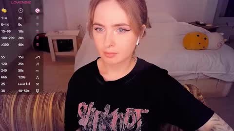 Snapshot of shyfoxxxy chatting on March 3, 12:42 pm Effie online show from March 3, 12:42 pm