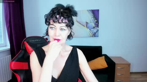 Silvia Wallec online show from May 3, 5:55 am