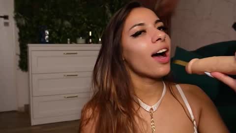 Dee online show from November 25, 9:04 pm