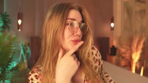 Mia online show from March 13, 5:09 am