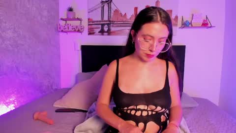 sofialujan_ online show from May 1, 12:25 am