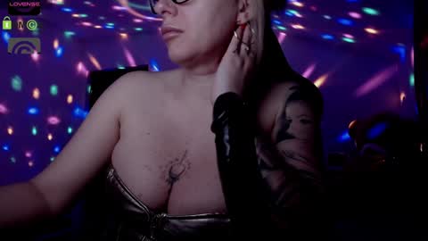 Snapshot of sonyadevon chatting on January 18, 4:15 am Sonia online show from January 18, 4:15 am