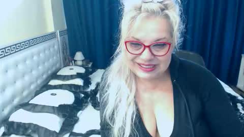 Snapshot of sonyamilf chatting on September 27, 8:43 am Sonya online show from September 27, 8:43 am