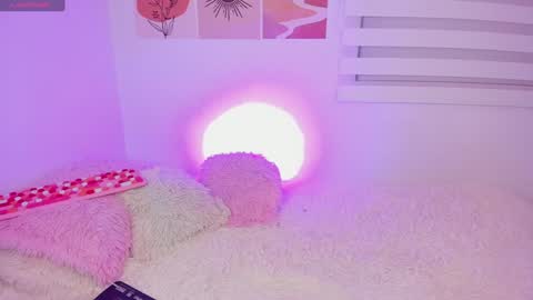 Snapshot of sophia_rhoades_ chatting on December 12, 4:04 am Sophi online show from December 12, 4:04 am