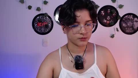 Snapshot of sophie_ross1 chatting on October 19, 1:18 am Sophie online show from October 19, 1:18 am