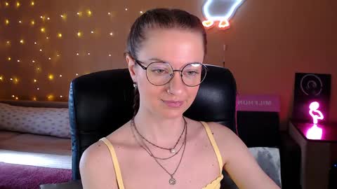 sophieleroux online show from May 7, 1:59 pm