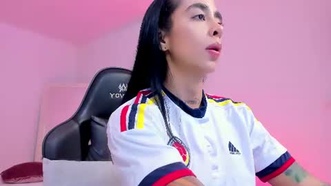 sophierooy online show from June 18, 5:09 am