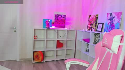 Stacey GMT5 Mo Tu We Th Fr Sa 3am -10am online show from December 3, 1:06 am