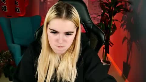 stef_nicks online show from October 5, 9:58 am