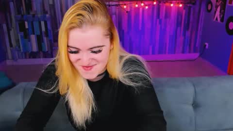 stef_nicks online show from December 15, 9:36 am