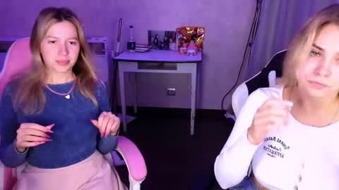 Stefany and Bettany online show from December 1, 7:38 pm