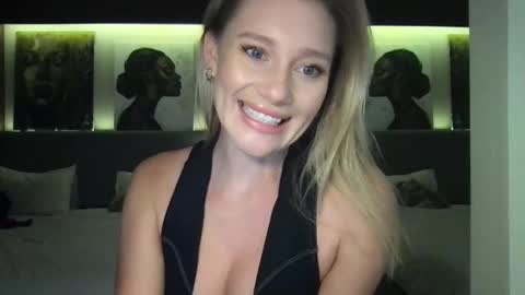 Snapshot of stella_loveu chatting on October 4, 1:50 pm Stella online show from October 4, 1:50 pm