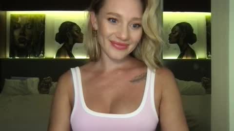Snapshot of stella_loveu chatting on October 15, 2:52 pm Stella online show from October 15, 2:52 pm