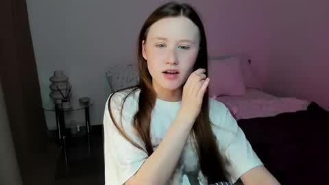 Snapshot of stella_sunny chatting on December 18, 1:23 pm stella_sunny online show from December 18, 1:23 pm