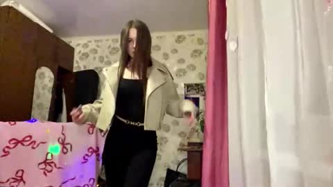 Stephani online show from March 4, 4:02 pm