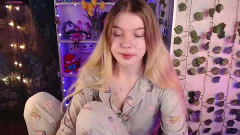 Snapshot of strawberry_juli chatting on March 7, 1:42 am Juli online show from March 7, 1:42 am