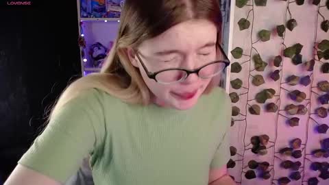 Snapshot of strawberry_juli chatting on March 12, 10:05 am Juli online show from March 12, 10:05 am