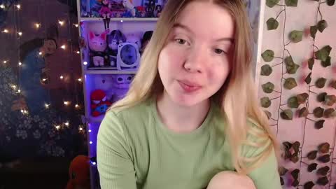Snapshot of strawberry_juli chatting on February 28, 2:09 am Juli online show from February 28, 2:09 am