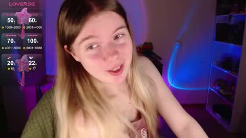 Snapshot of strawberry_juli chatting on October 3, 6:40 am Juli online show from October 3, 6:40 am