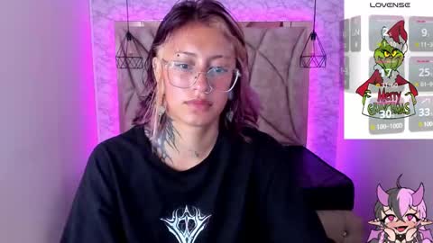 Snapshot of succubus_girl_ chatting on December 15, 4:48 pm Alexy online show from December 15, 4:48 pm