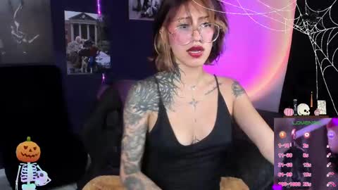 Snapshot of succubus_girl_ chatting on October 3, 12:49 am Alexy online show from October 3, 12:49 am