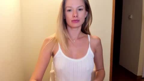 Snapshot of sweet_angel_a chatting on October 15, 8:55 pm Ann - your sweet girl online show from October 15, 8:55 pm