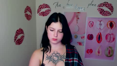 Snapshot of sweet_cherryg chatting on October 6, 10:47 pm Ivy online show from October 6, 10:47 pm