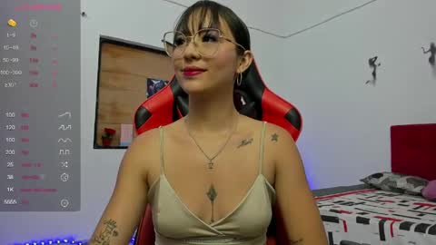 sweet_coral_ online show from May 25, 7:18 am