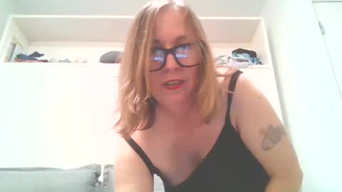 sweetandnaughty123 online show from April 8, 5:53 am