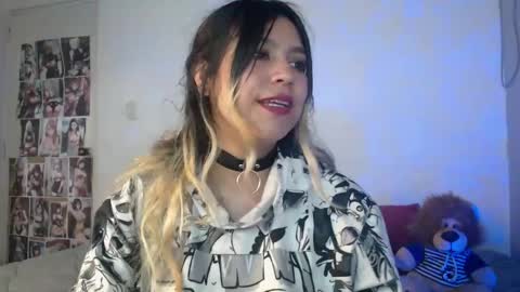 Snapshot of sweethotsin_sexy69 chatting on February 21, 11:33 am online show from February 21, 11:33 am