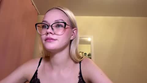 Mia online show from July 7, 5:59 pm