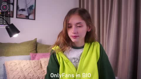 Mia online show from December 3, 1:52 am