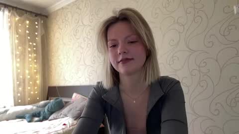 Mia online show from April 29, 4:09 pm