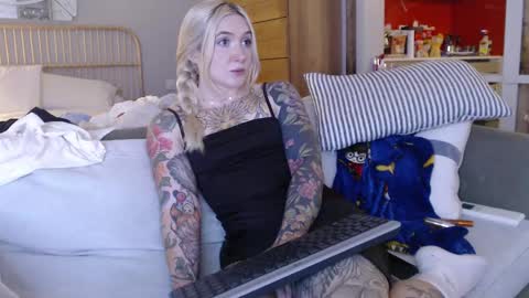 Snapshot of tattoobbgirl chatting on March 5, 4:35 pm tattoobbgirl online show from March 5, 4:35 pm