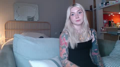 Snapshot of tattoobbgirl chatting on March 7, 3:49 pm tattoobbgirl online show from March 7, 3:49 pm