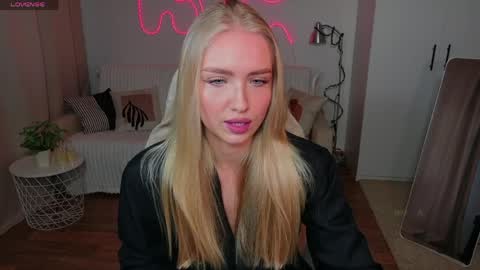 TessaHamilton online show from April 4, 9:41 am