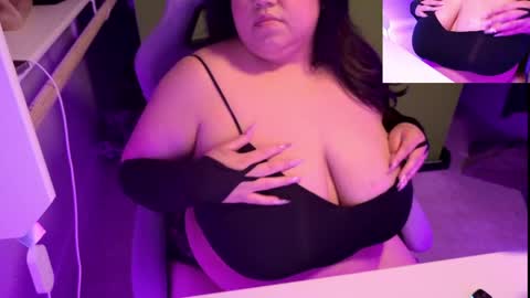 TheBouncingBetty online show from April 24, 11:07 pm