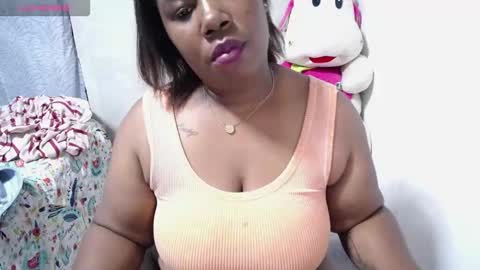 Snapshot of thickebonymilf chatting on October 19, 7:21 am XIOMARA online show from October 19, 7:21 am