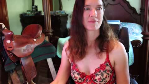Snapshot of thornbury_rose chatting on September 29, 1:38 pm ThornburyRose online show from September 29, 1:38 pm