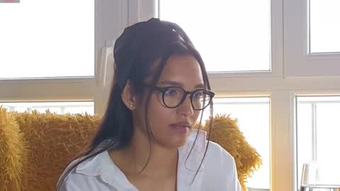 tia_j online show from November 11, 8:00 am