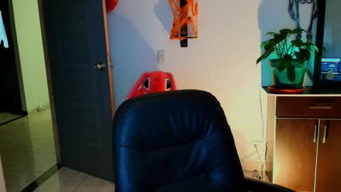 I AM BELLA  ----------- follow my  IG  TINNS 69 online show from October 27, 1:01 am