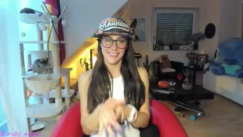 Snapshot of tiny_williams chatting on October 9, 5:44 am Tiny online show from October 9, 5:44 am