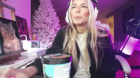 stage Kylie Sinner  brand CLITBAIT online show from January 17, 4:09 am