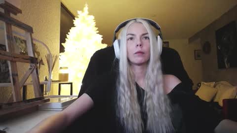 stage Kylie Sinner  brand CLITBAIT online show from December 3, 7:33 am