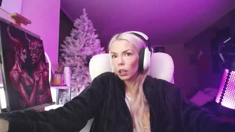 stage Kylie Sinner  brand CLITBAIT online show from December 18, 9:41 pm