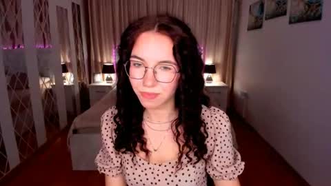 TriciaDaisy online show from July 14, 10:32 am