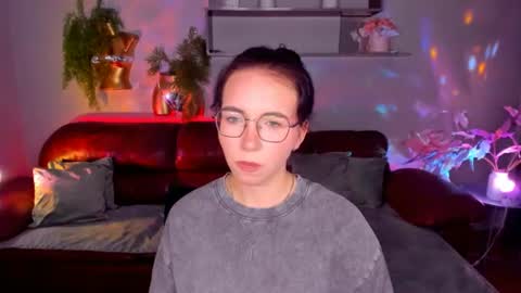 TriciaDaisy online show from June 15, 9:31 am